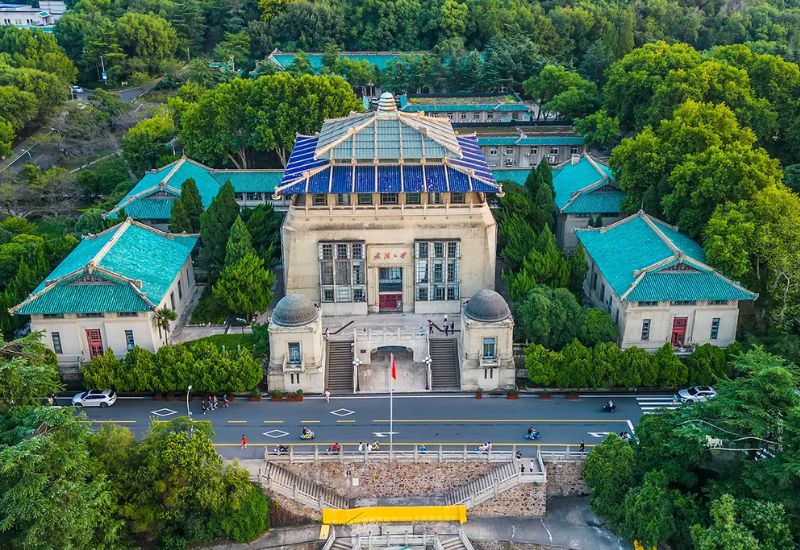 Nhóm ngành Kinh tế, Luật và Quản lý