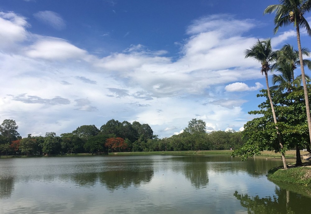 Campus chính nổi bật với hồ Ang Kaew